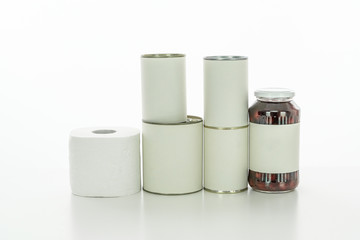 Konservendosen mit weißer Banderole