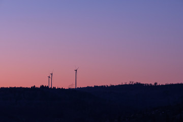 Windräder in der blauen Stunde am Morgen