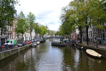 Fototapeta na wymiar canaux et immeubles de amsterdam en hollande