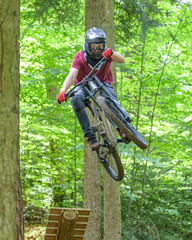 Flugshow mit dem Mountainbike im Wald