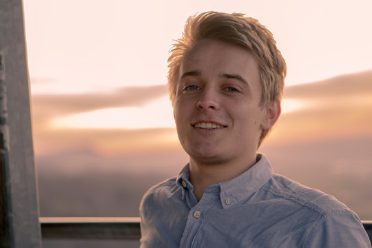 Junger Mann mit Hemd im Licht der Abendsonne auf einer Aussichtsplattform in Deutschland Baden W&uuml;rttemberg. 