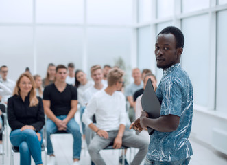 Obraz premium young man standing in front of the students of the business course