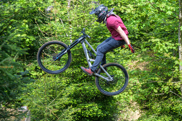Naklejka premium Jump session im Bike-Park im Wlad