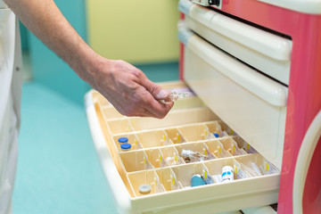 Chariot d'urgence médical produits injectables office infirmier médecin prendre flacon hôpital