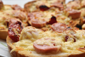 Croutons with cheese, sausage and sun-dried tomatoes