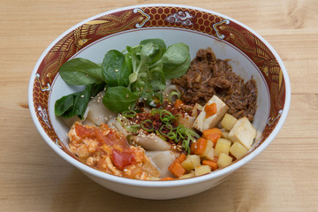 Fried rice noodles with pork