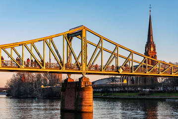 Eiserner Steg in Frankfurt am Main mit Drekönigskirche im Hintergrund