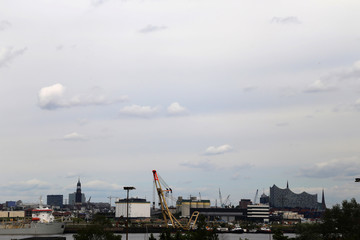 Fototapeta na wymiar skyline von Hamburg und wolkiger himmel