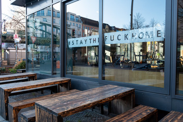 #StayTheFuckHome - Aufforderung im Schaufenster des geschlossenen Restaurants Spreegold an der Schönhauser Allee/Stargader Strasse im Berliner Stadtteil Prenzlauer Berg