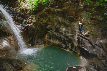 Hombre saltando en cascada de San Vicente de Chucurí © andres