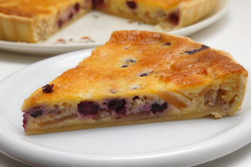 Tarte with apple and blueberries