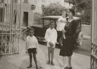 FOTO ANTICA CON MADRE E FIGLI DAVANTI AD UN' AUTOMOBILE 