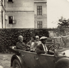 FOTO ANTICA CON SIGNORE ED AUTISTA A BORDO DI AUTO D'EPOCA 