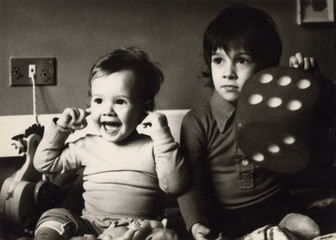FOTO ANTICA CON DUE BAMBINI GIOCANDO