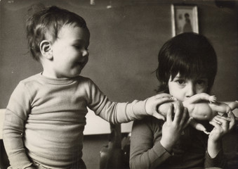 FOTO ANTICA CON DUE BAMBINI GIOCANDO