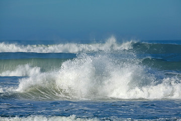 Vagues déferlantes océan atlantique