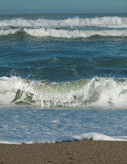  Vagues déferlantes en bord de plage