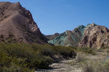 Formaciones rocosas de colores y montañas mendoza argentina cordillera de los andes
