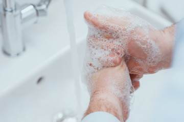 Fototapeta premium Hände waschen als Prävention gegen einen Virus. Hygiene als Schutz vor dem Corona Virus