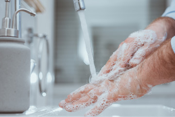 Fototapeta premium Hände waschen als Prävention gegen einen Virus. Hygiene als Schutz vor dem Corona Virus