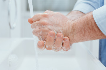 H&auml;nde waschen als Pr&auml;vention gegen einen Virus. Hygiene als Schutz vor dem Corona Virus