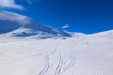 Fototapeta na wymiar Winter and sun with great ski conditions on the Tosen mountain in Grane municipality, Northern Norway