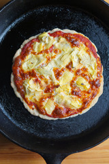 Cast-iron pizza with artichokes