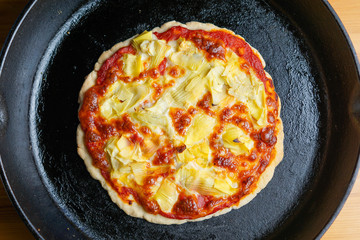 Cast-iron pizza with artichokes