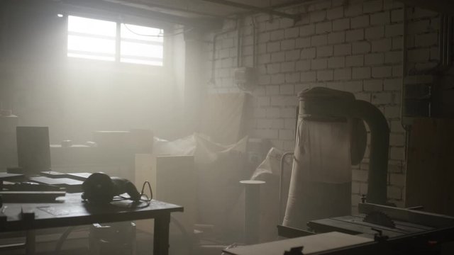Staubige stimmungsvolle Werkstatt