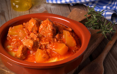 Stufato di carne e patate con polenta gialla. Piatto calorico ma molto gustoso.