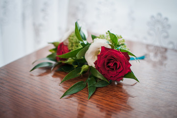 Bouquet of roses on the brown table