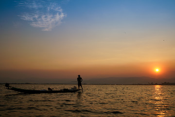 Fototapeta premium Barca sul lago al tramonto