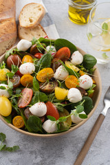 Salad with mozzarella, spinach and cherry tomatoes. Healthy eating. Vegetarian dish