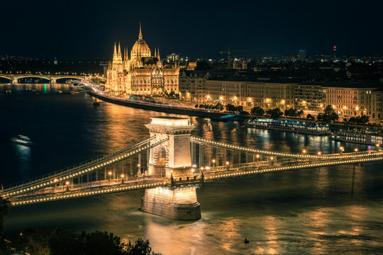Fototapeta Budapest panorama at sunset. Landmarks: The Parliament, the chain bridge and the Danube river, Hungary