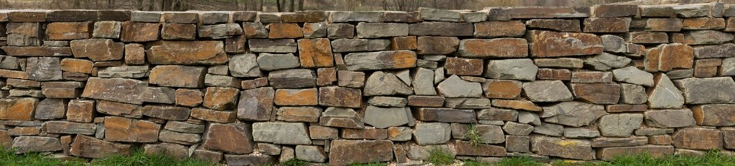 Alte römische Steinmauer mit Backsteinen und grober Struktur