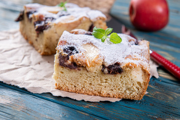Yeast cake with plums and apples