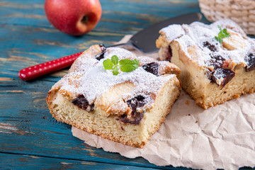 Yeast cake with plums and apples