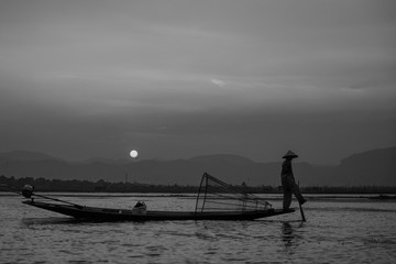Barca sul lago Inle in Birmania - 332012151