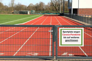 Sportplatz geschlossen wegen Corona Virus, Pandemie © mitifoto