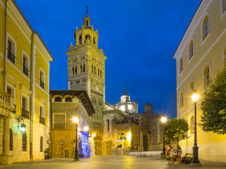 Fototapeta na wymiar Iglesia de San Pedro de Teruel al atardecer. (España)