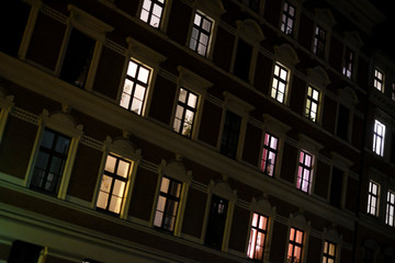 #StayTheFuckHome - Ungewöhnich viele erleuchtete Fenster in einem Berliner Wohnhaus für einen frühen Samstagabend. Man bleibt daheim.