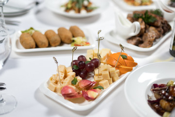 Sliced ​​fruit and cheese on a plate