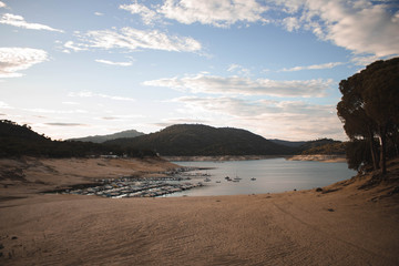 Fototapeta na wymiar panorama d'un lac Espagnol 