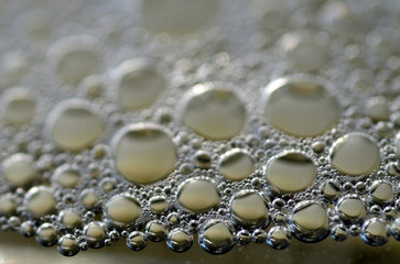 Seifenbläschen auf dem Wasser