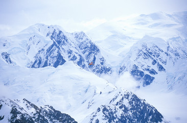 Obraz premium ÒSuper CubÓ Piper bush airplane flies in St. Elias National Park and Preserve, Wrangell Mountains, Wrangell, Alaska