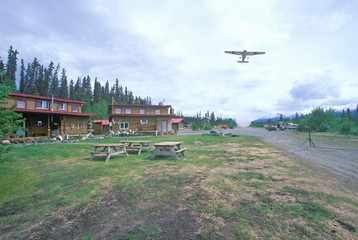 Fototapeta premium Alaskan Lodge in St. Elias National Park, Wrangell, Alaska
