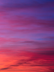 Ciel abstrait et flamboyant au coucher de soleil en hiver