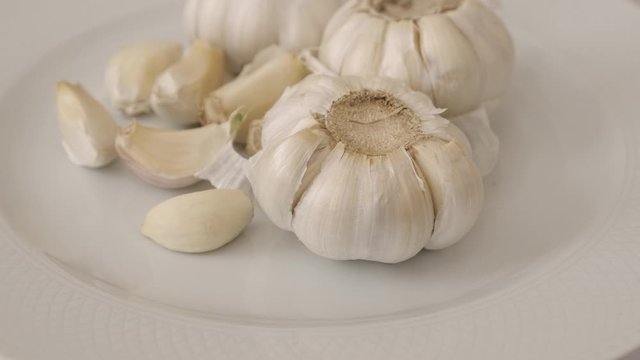 whole and crushed garlic rotate 360 degrees on the stand,