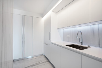Cozinha, apartamento moderno em lavado branco