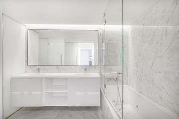 Interior de casa de banho, revestido a mármore 